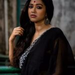 Sohini Sarkar Instagram - "উড়ে যায় বাদলের এই বাতাসে তার ছায়াময় এলোকেশ আকাশে" ✨️🖤 Saree by @indubyjayita Photography @charcoalmarks Concept @senjayita1975 MUA @dassourav3 Hair @pujahalder629017 Drapeing and styling @bavanya_thestylist @abhireporting @svfbrands @shawdiya1211