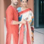 Sohini Sarkar Instagram - কেমন ছিল ‘সুখী গৃহকোণ’ পত্রিকার পুজো শ্যুট? . . . Follow @bartaman_sukhigrihokon . . . #bartaman #sukhigrihokon #fashionshoot #pujo #durgapuja #durgapuja2022 #sareelove #sareefashion #traditional #bengali #popular #magazine #bengalimagazine #panjabi #dhutipanjabi #sohinisarkar #vikramchatterjee @vikramchatterje @iamsudiptachanda @rupsu_debnath_photography @dassourav3 @yoursubhams_makeup @anwesha.datta @chakravartikamalini South City Retreat
