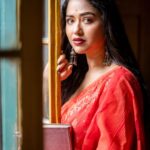 Sohini Sarkar Instagram - মুখ ও পুস্তক ❣️💛 • • • Saree by @indubyjayita Jewellery @earthaments Photography @charcoalmarks Concept @senjayita1975 MUA @dassourav3 Hair @pujahalder629017 Drapeing and styling @bavanya_thestylist @abhireporting @svfbrands @shawdiya1211