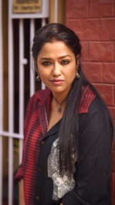 Sohini Sarkar Instagram - বসন্ত কালে তোমায় বলতে পারিনি 🖤
.
.
এই সুন্দর জামাটার জন্য অনেক ভালোবাসা বন্ধু  শিল্পী @aninditaa_bose ❤️ @145east 
📸 @that_cam_boy_official 
✂️ @anikdey003 
🔗 @socialyard_digital 
.
.
.
#sadakala #bosonto #bondhu #mood #dusk #sunkissed #mood #love #sohini #embrace
