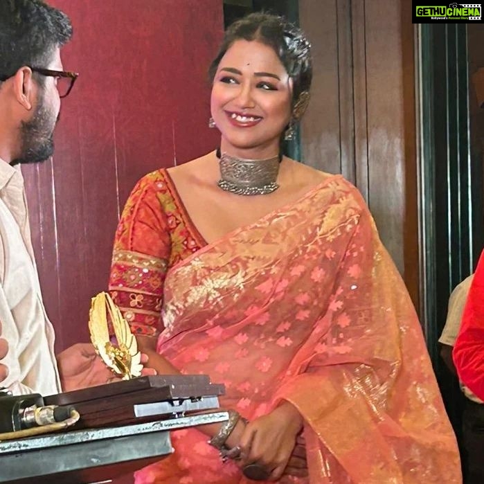 Sohini Sarkar Instagram - We spotted @sohinisarkar01 getting BEST ACTRESS AWARD for #Srikanto at Bengal achievers award 2023. Congratulations 🎊