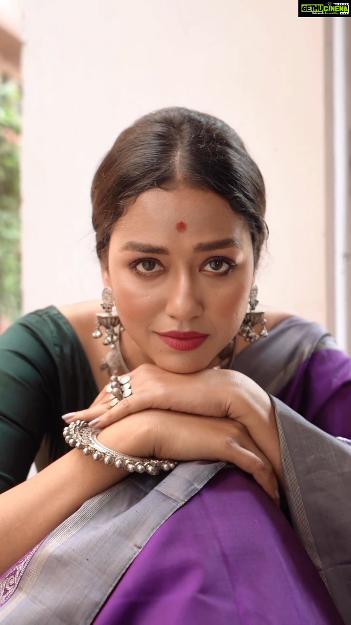 Sohini Sarkar Instagram - मैं तैनू फिर मिलेंगी 🌙 . . Saree @indubyjayita By @probal_in_box Hair stylist @pujahalder629017 Makeup artist @dassourav3 Styling and concept @senjayita1975 Jewellery @earthaments . . #gulzar #maintainuphirmilangi #mood #sunday #reel #saree #wait #gratitude #soul #love #rotd #poetry #classic #sohinisarkar #shoot