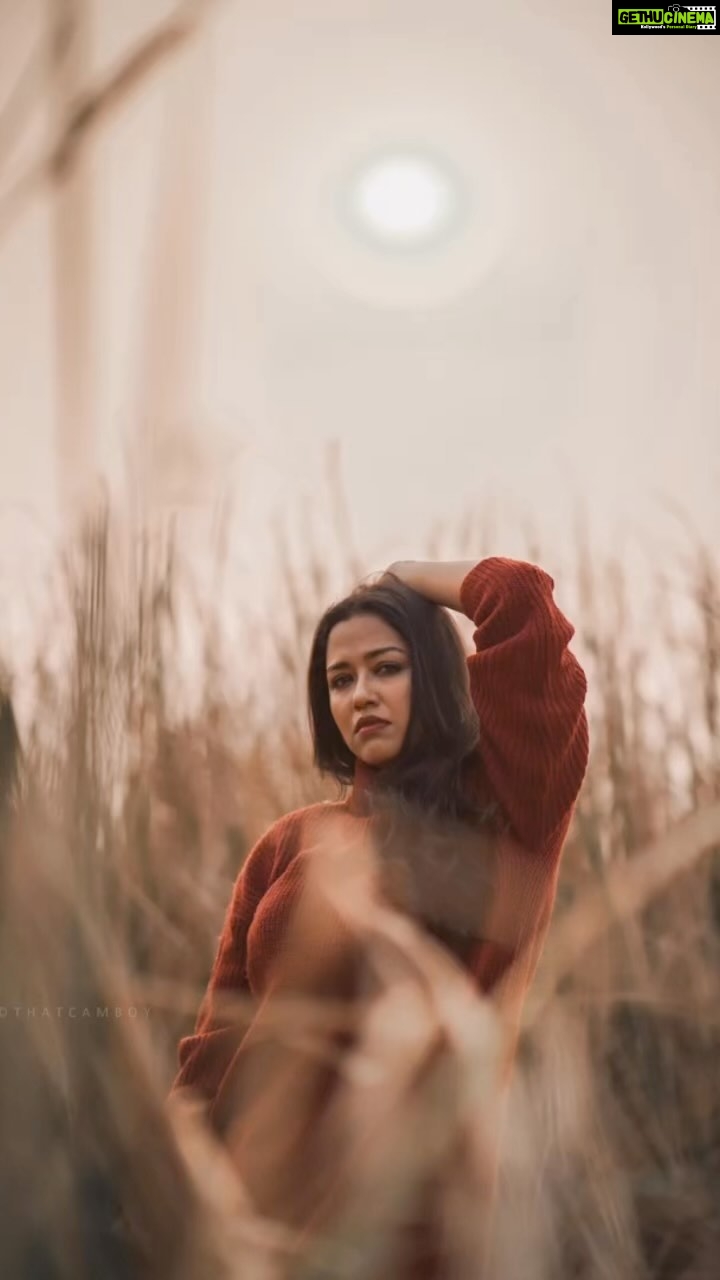 Sohini Sarkar Instagram - Falling in love with you 🌿 . . #Reel #sun #sunlove #sunday #abiding #warm
