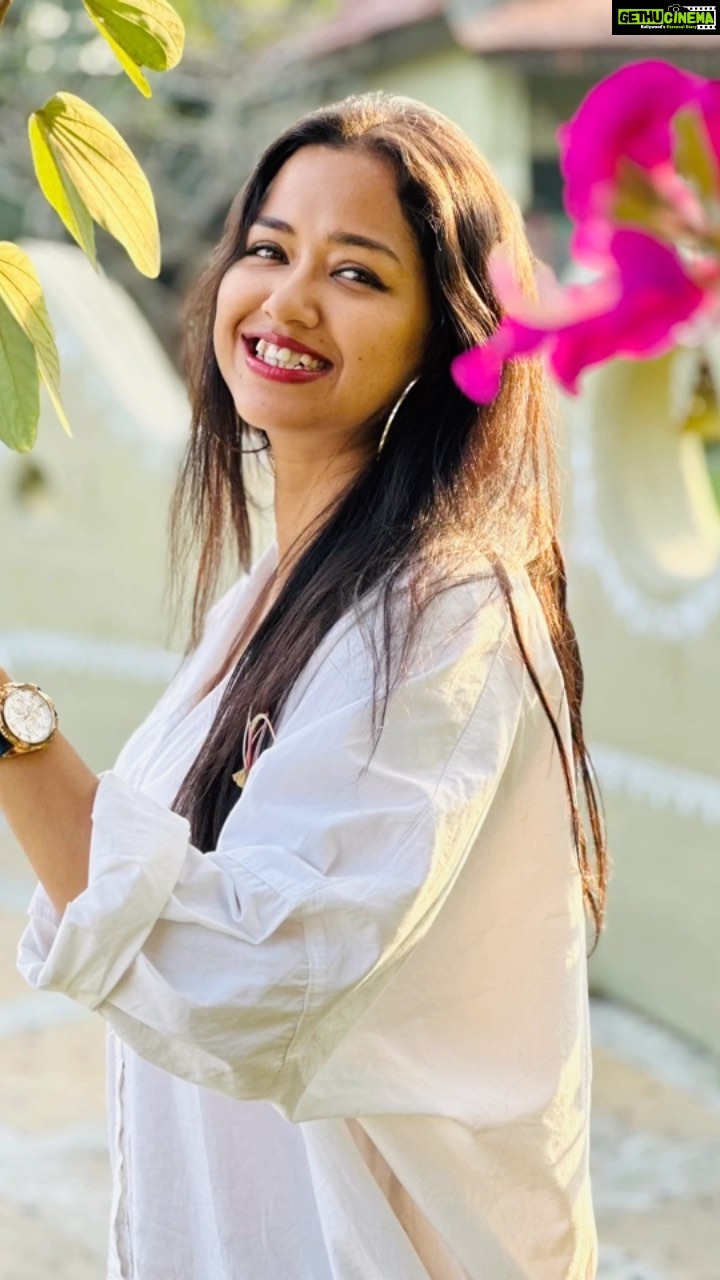 Sohini Sarkar Instagram - After sunrise before sunset ........ 🍁🌻 #smile #nature #candid #mood