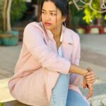 Sohini Sarkar Instagram – শীত আর বসন্তের আসা যাওয়ার পথে, গরম জামা চাপানো শেষ ছবিখানি 
#winter #spring #outdoor #smile