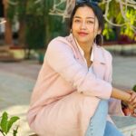 Sohini Sarkar Instagram – শীত আর বসন্তের আসা যাওয়ার পথে, গরম জামা চাপানো শেষ ছবিখানি 
#winter #spring #outdoor #smile