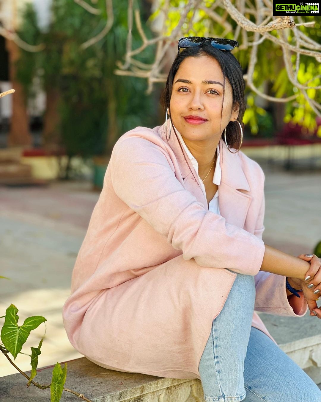 Sohini Sarkar Instagram - শীত আর বসন্তের আসা যাওয়ার পথে, গরম জামা চাপানো শেষ ছবিখানি #winter #spring #outdoor #smile