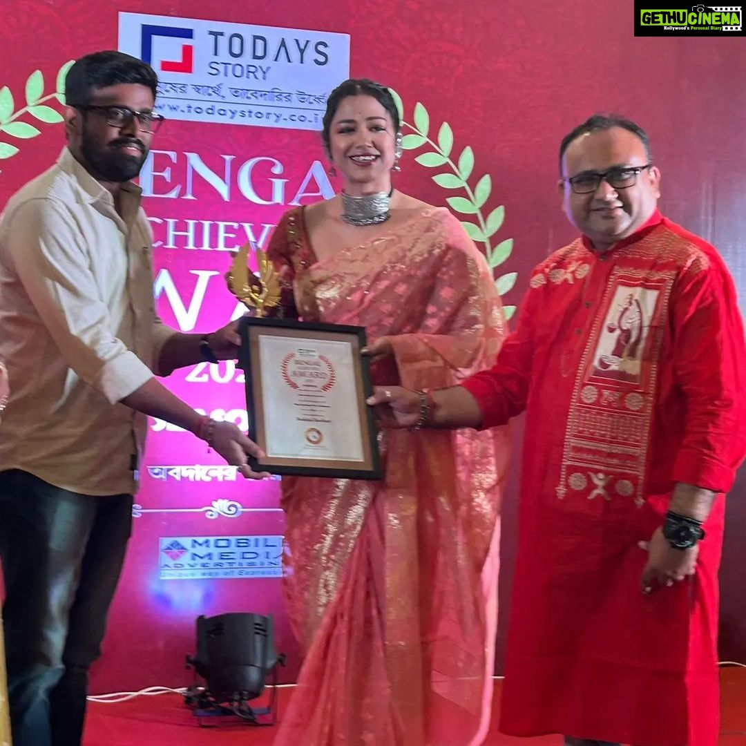 Sohini Sarkar Instagram - We spotted @sohinisarkar01 getting BEST ACTRESS AWARD for #Srikanto at Bengal achievers award 2023. Congratulations 🎊