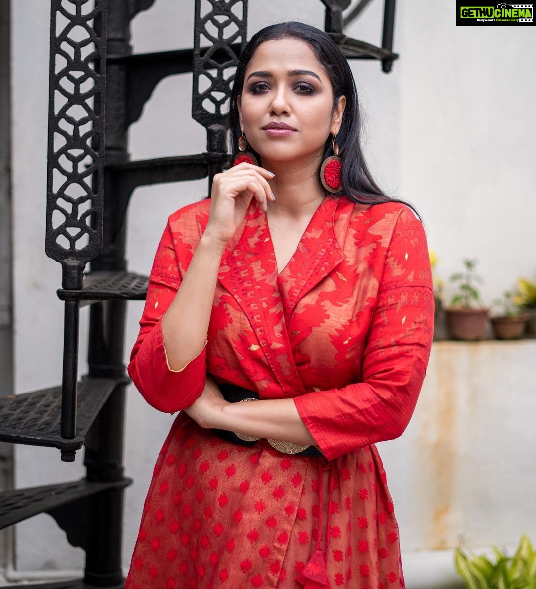 Sohini Sarkar Instagram - ♥️♥️♥️ . 📸 @sahil_paswan_2646_ . #red #love #pose #shoot #jamdami #dress #fusion #mood #gaze Kolkata