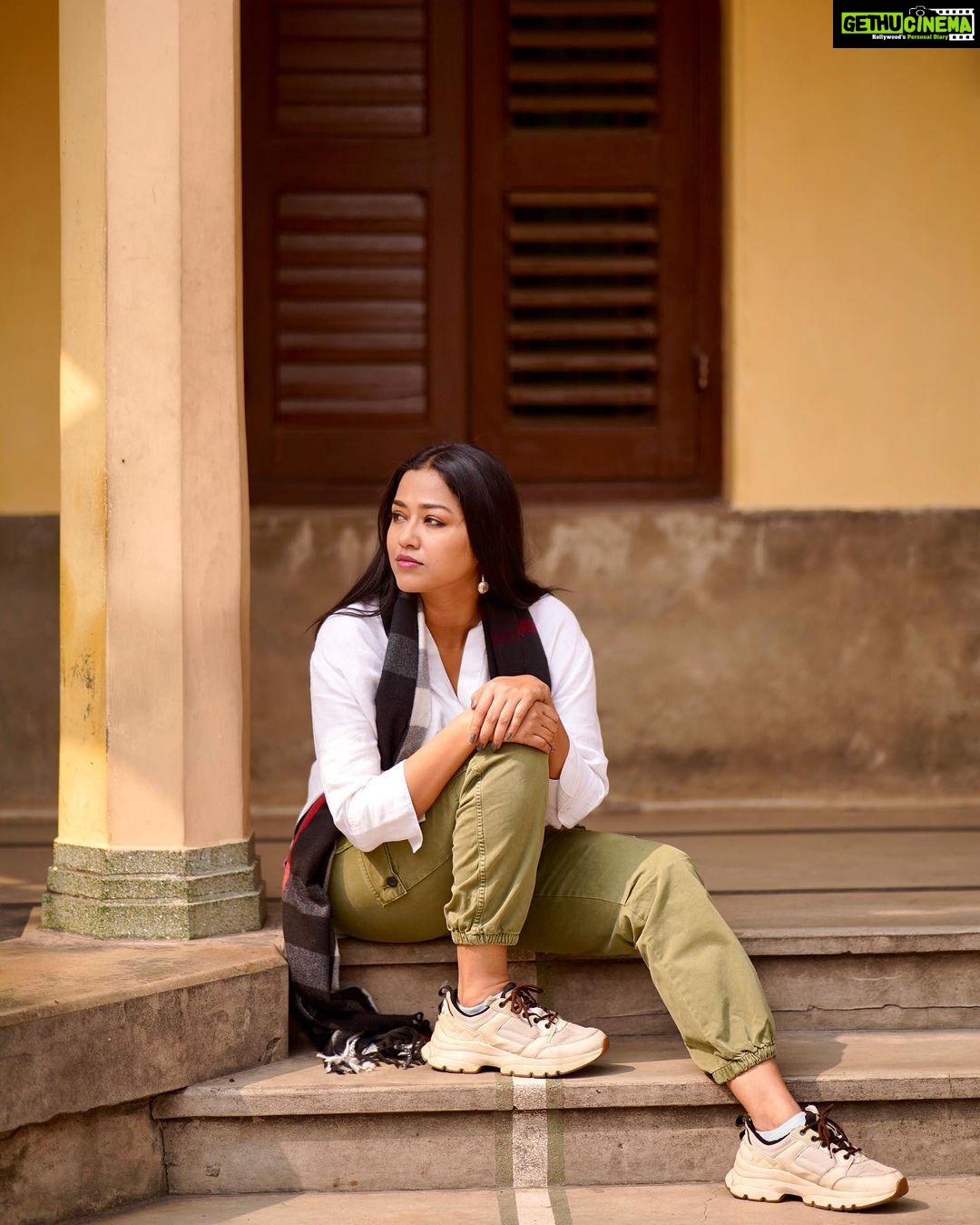 Sohini Sarkar Instagram - আপনবেলা … 🌿🌿🌿 . . . #gaze #winterwarmth #sunset #warm #mood #potd Kolkata