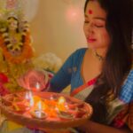 Sohini Sarkar Instagram - #saroswatipujaspecial😇 #home #pujo #saree #sareelove #light #vibes #evening 🌻🧡💛🧡🧡💛💛💛🧡🧡🧡