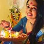 Sohini Sarkar Instagram - বিদ্যা দাও বুদ্ধি দাও #saroswatipujaspecial😇 #home #pujo #festive #vibes #smile #lights #saree