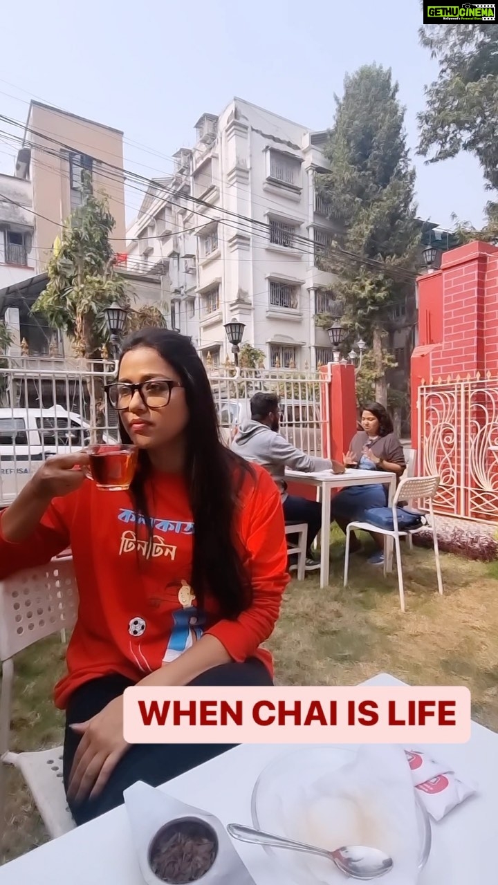 Sohini Sarkar Instagram - Let the world fight, I can stay happily ever after with my ‘Chai’ ☕️ . . 📸 @abhireporting Overacting by @sayoniroy9 & @that_cam_boy_official . . . #chai #chaisexual #fun #mood #reels #mondaymotivation #love #chailover Abar Baithak