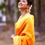 Sohini Sarkar Instagram - 💛🌸 . . 🥻 @stories_of_taanti 📸 @that_cam_boy_official . . #sareelove #sunday #mood #deckedup #notunpremergaan Kolkata