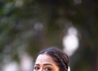 Sohini Sarkar Instagram - Shauq 💫 . 🥻 @stories_of_taanti 📸 @that_cam_boy_official ✂️ @anikdey003 . . #sareelove #sunday #mood #deckedup Kolkata