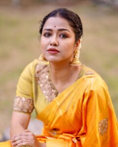 Sohini Sarkar Instagram - তোমাকেই মনে ধরেছে তাই পুরোনো খাতায় লিখে রাখলাম নতুন প্রেমের গান…🌸 . . 🥻 @stories_of_taanti 📸 @that_cam_boy_official . . #sareelove #sunday #mood #deckedup #notunpremergaan Kolkata