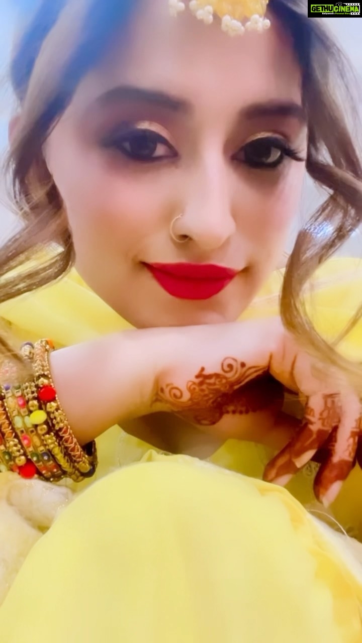 Somi Khan Instagram - 💛 . . . Mua @rj_makover . . #eat #shoot #workout #repeat #onewomanarmy #indianwear #loveforethnic #queen