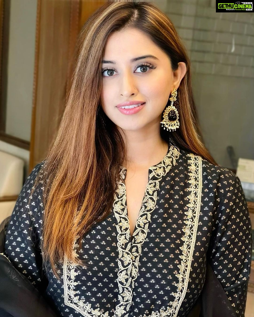 Somi Khan Instagram - Yeh Teri Chaand Baaliyan 🧿🖤✨