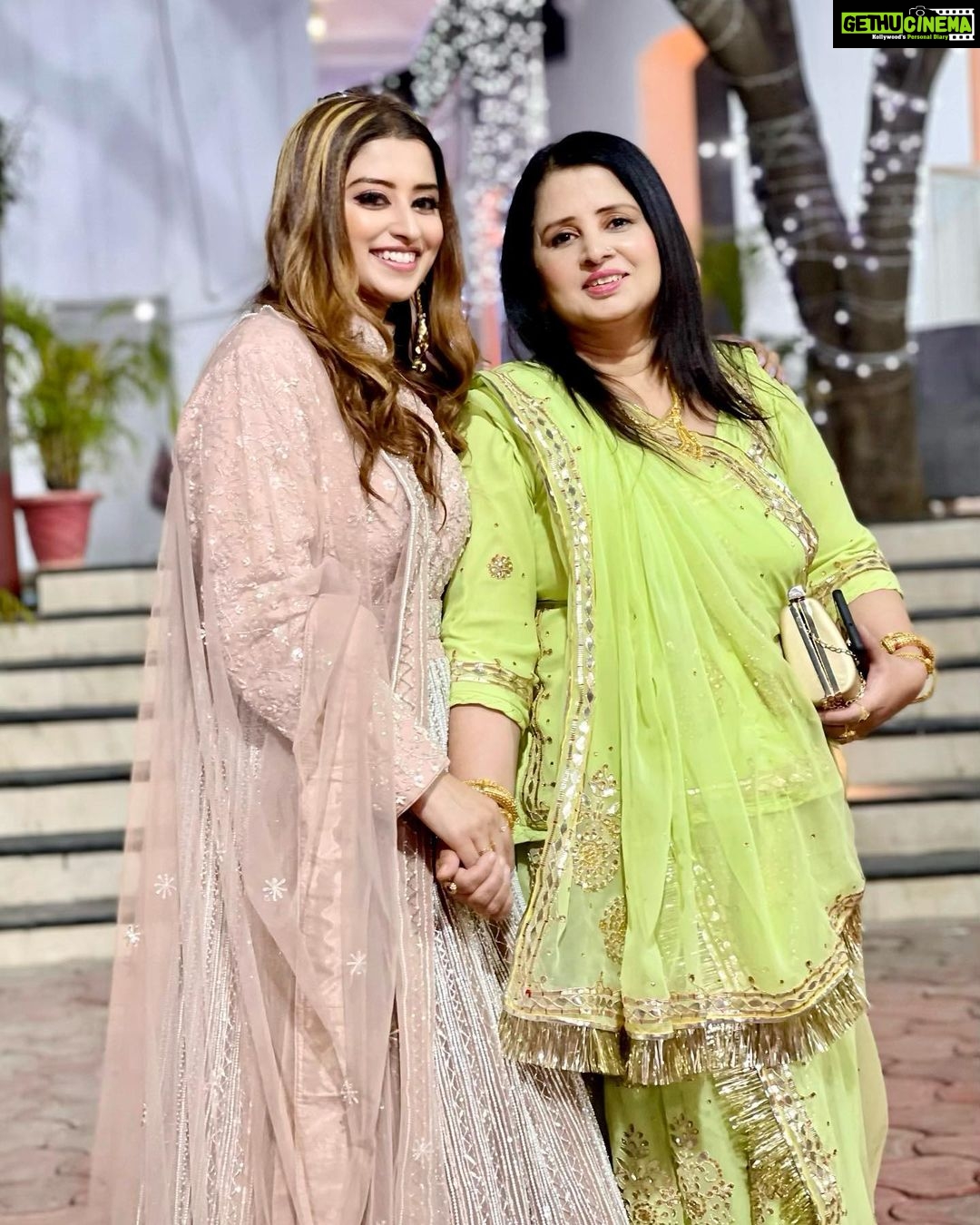 Somi Khan Instagram - Kinna sohna tenu Rab nay banayaaa @shahnaz832 #ammijaan❤️ #missyou ❤️