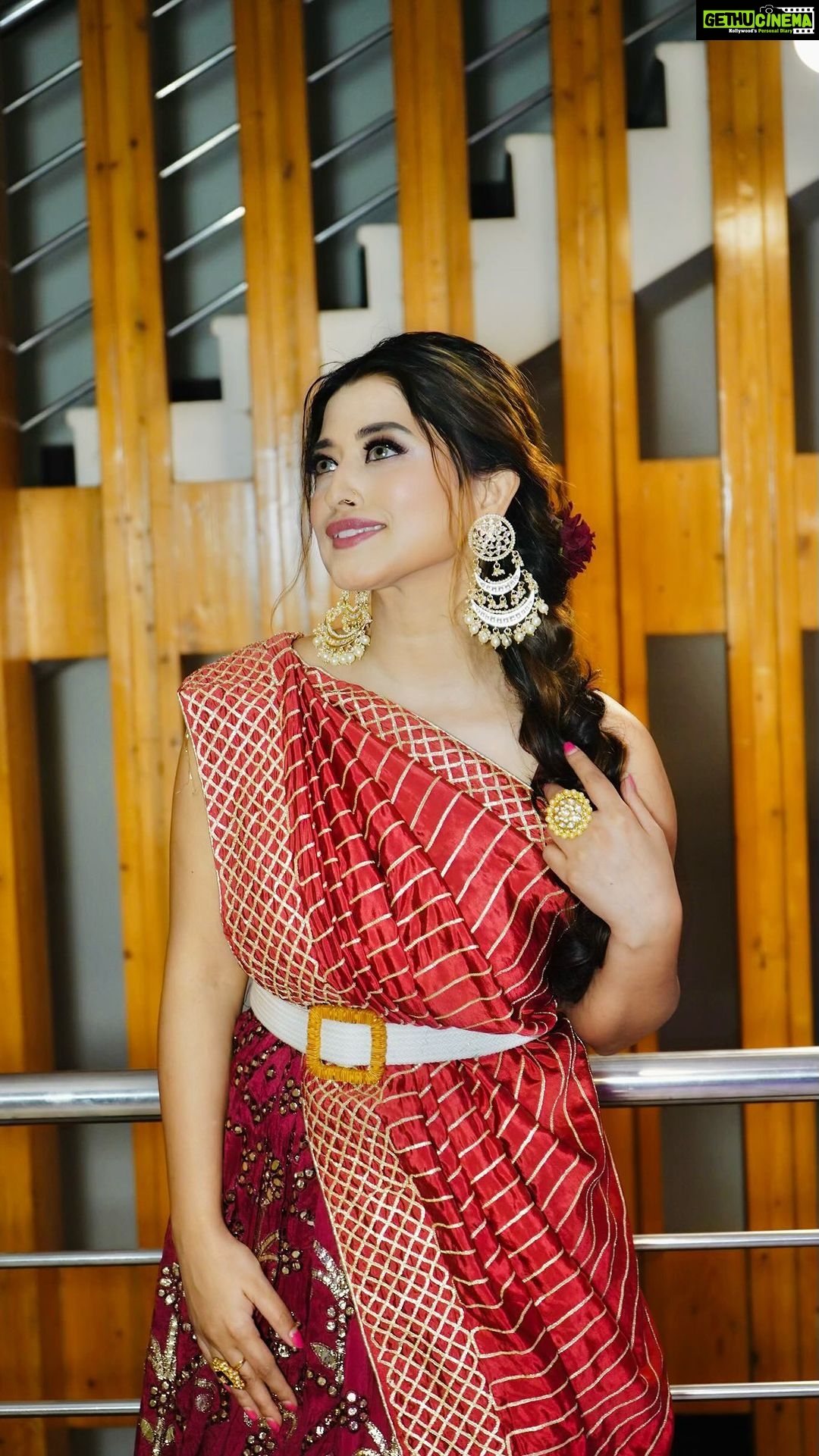 Somi Khan Instagram - ❤️💫 . . Outfit @manishkumar330_ Mua @bijalgadamakeovers