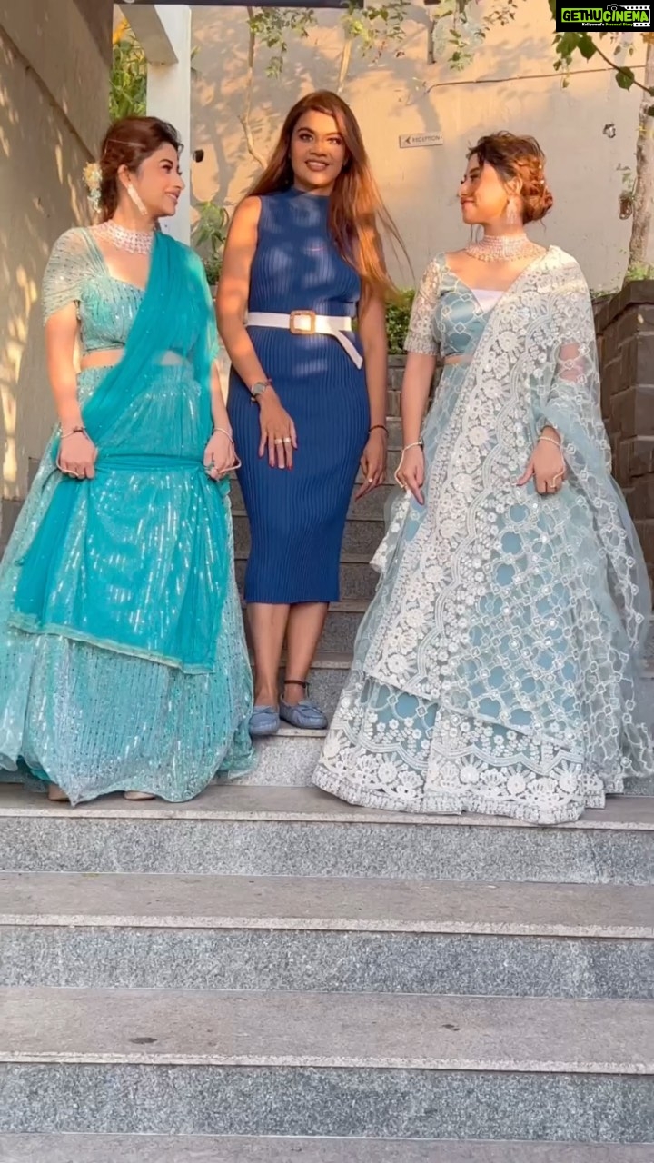 Somi Khan Instagram - 🥰Two beautiful soul with me 🥰 Both are looking beautiful in Indian look 🤩 @somikhan_ks @sabakhan_ks . Location:- @levelsresort Mua:- @bijalgadamakeovers . #khansisters #sabakhan #somikhan #aliyabhatt #bijalgadamakeovers💖 #gangubai #dholida #reels #reelkarofeelkaro #reelitfeelit #bigboss