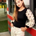 Somi Khan Instagram - A beautiful day begins with a beautiful mindset 😇 . . Outfit @sallu_store . . #somikhan #shoot #eat #workout #sleep #repeat #onewomanarmy 🔥