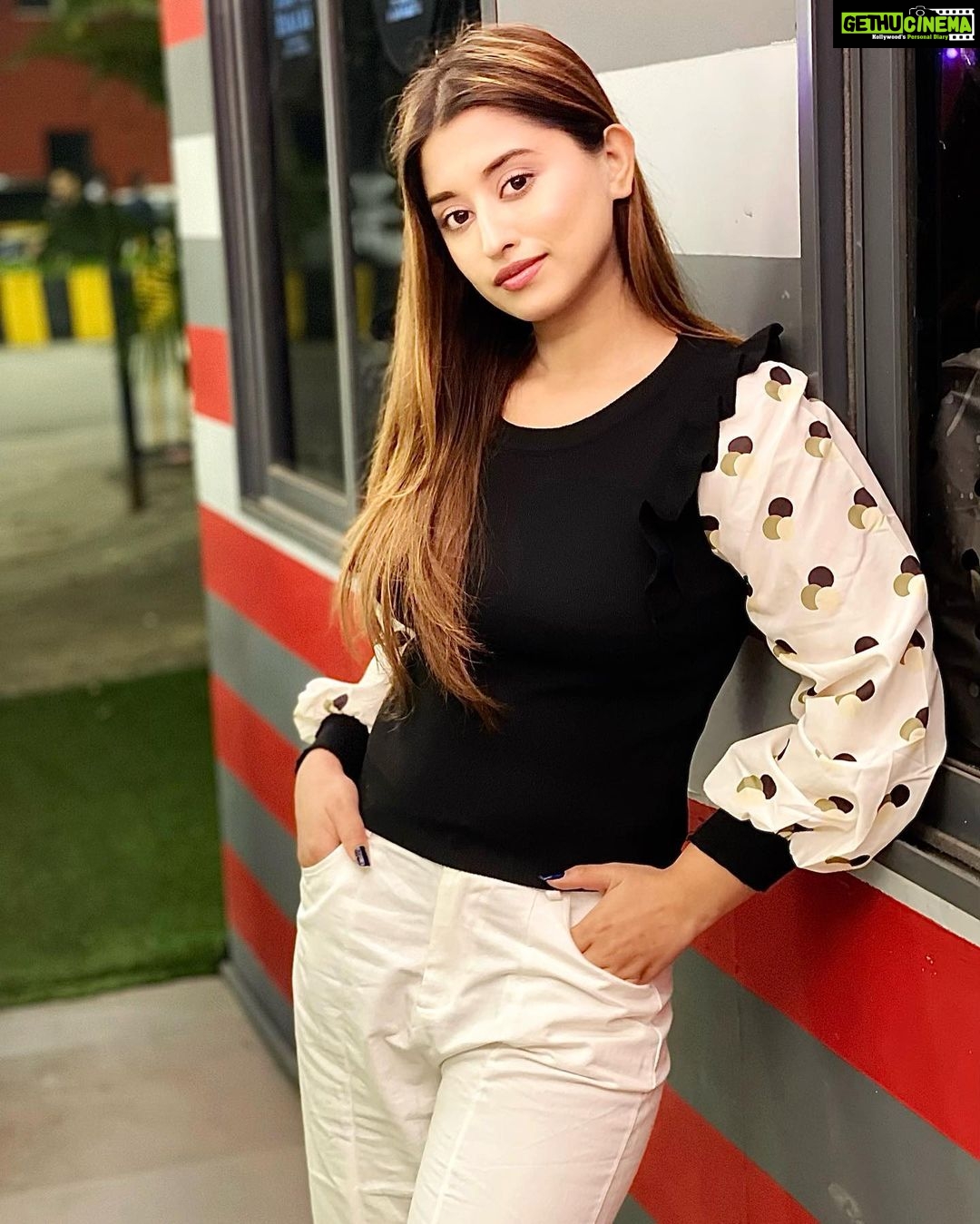 Somi Khan Instagram - A beautiful day begins with a beautiful mindset 😇 . . Outfit @sallu_store . . #somikhan #shoot #eat #workout #sleep #repeat #onewomanarmy 🔥