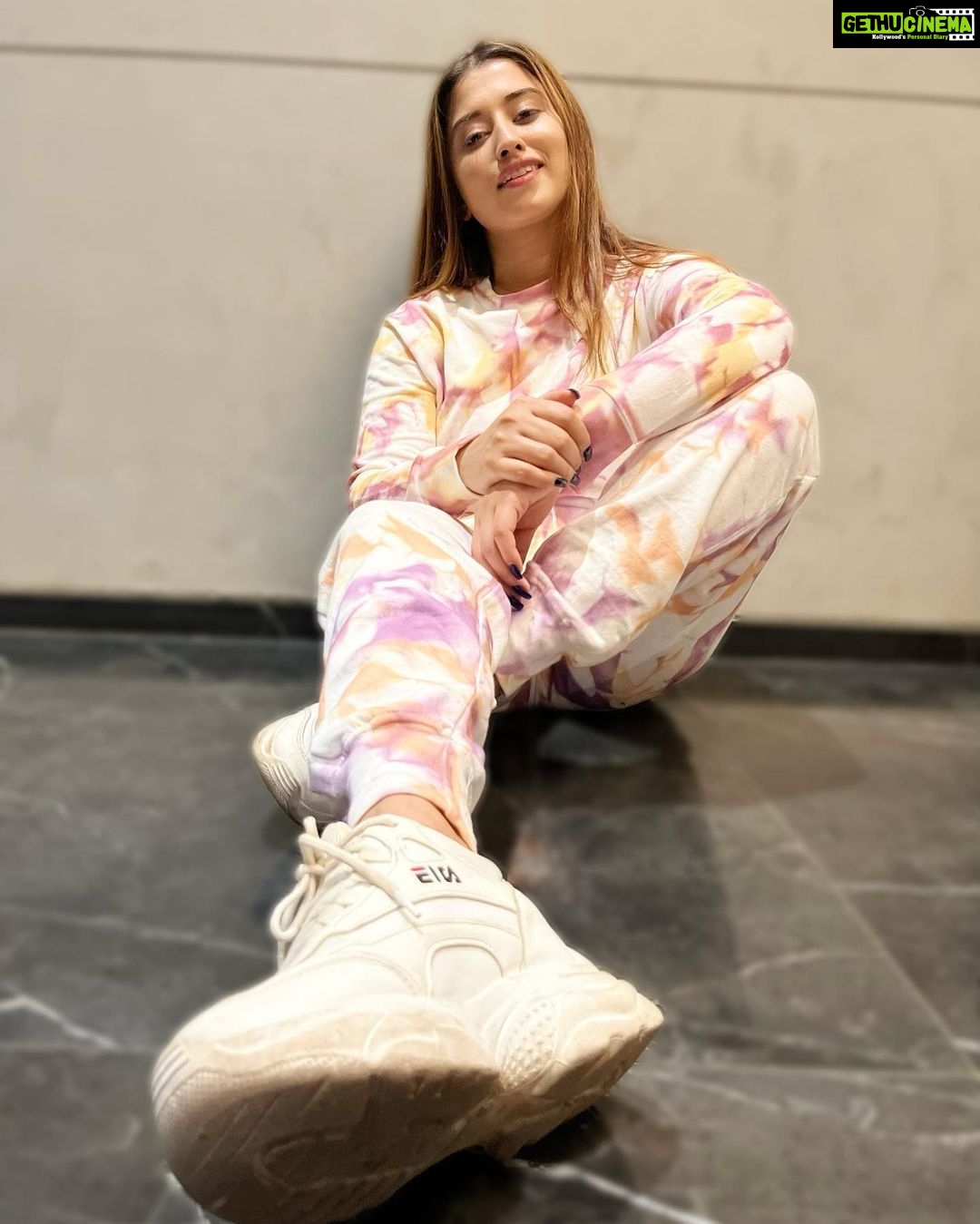 Somi Khan Instagram - Happy Sunday my Insta fam 💓 . . . Outfit @sallu_store