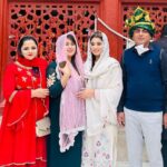 Somi Khan Instagram - Jumma Mubarak 🤲🏻🌟 #family ❤️ . . . #sisterlove #brotherinlaw #familytime Hazrat Nizamuddin Dargah, New Delhi