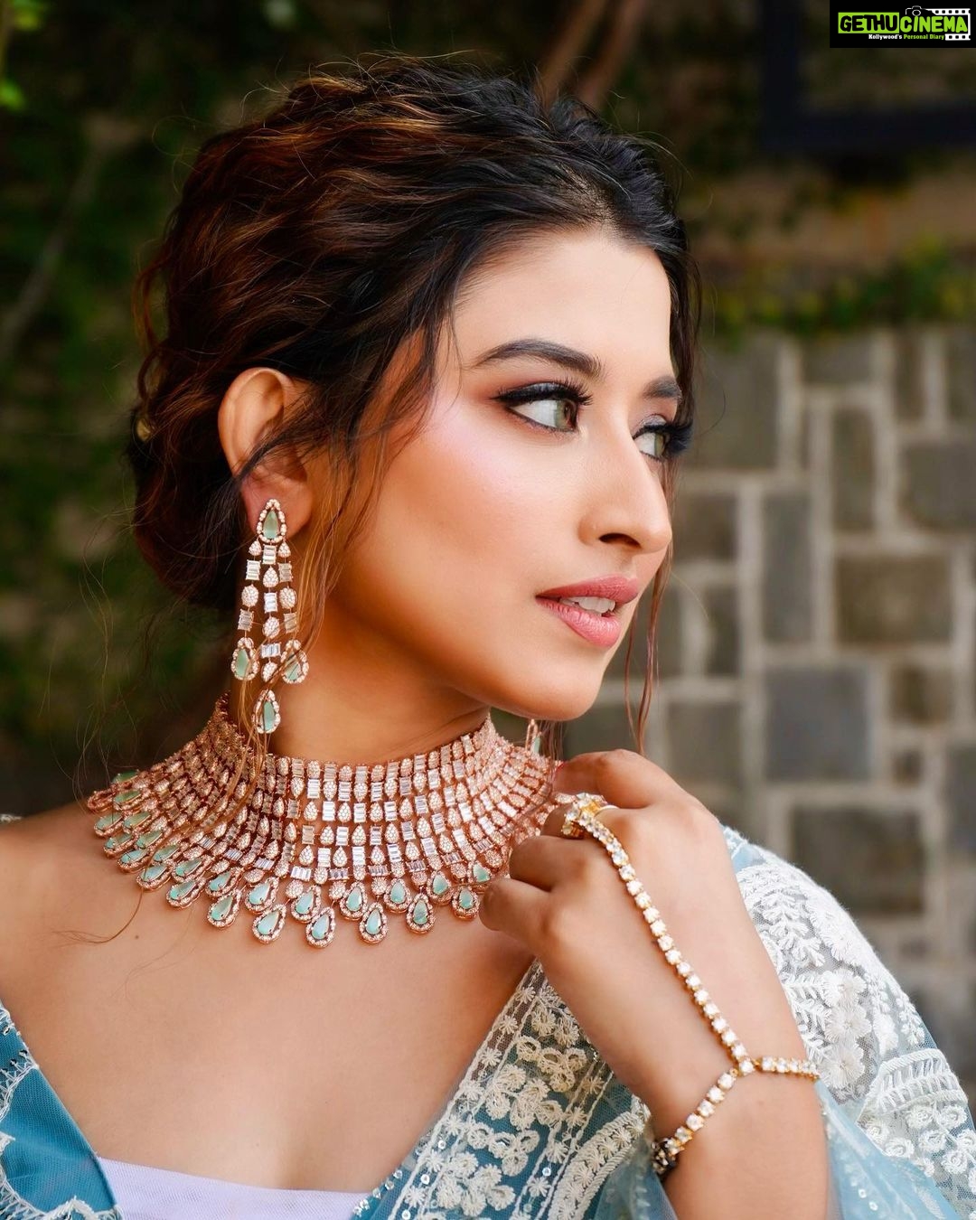 Somi Khan Instagram - Wonder 🔥 Courage 🔥 Power 🔥 . . . Mua @bijalgadamakeovers Location @levelsresort Outfit @manishkumar330_ . . #queen #lioness #onewomanarmy