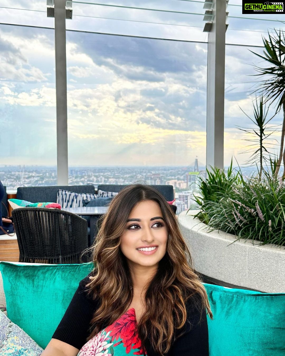 Somi Khan Instagram - Blue skies, sunshine, everything’s fine ☀️ ———————————————————— #sydney #australia #melbourne #brisbane #love #nsw #sydneyaustralia #perth #adelaide #photography #travel #instagood #sydneylocal #sydneylife #london #sydneyeats #newyork #sydneyfood #photooftheday #fashion #ilovesydney #nature #food #foodie #art #usa #sydneyfoodie #newsouthwales #instagram #sydneyharbour Crown Towers Sydney