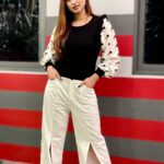 Somi Khan Instagram - A beautiful day begins with a beautiful mindset 😇 . . Outfit @sallu_store . . #somikhan #shoot #eat #workout #sleep #repeat #onewomanarmy 🔥