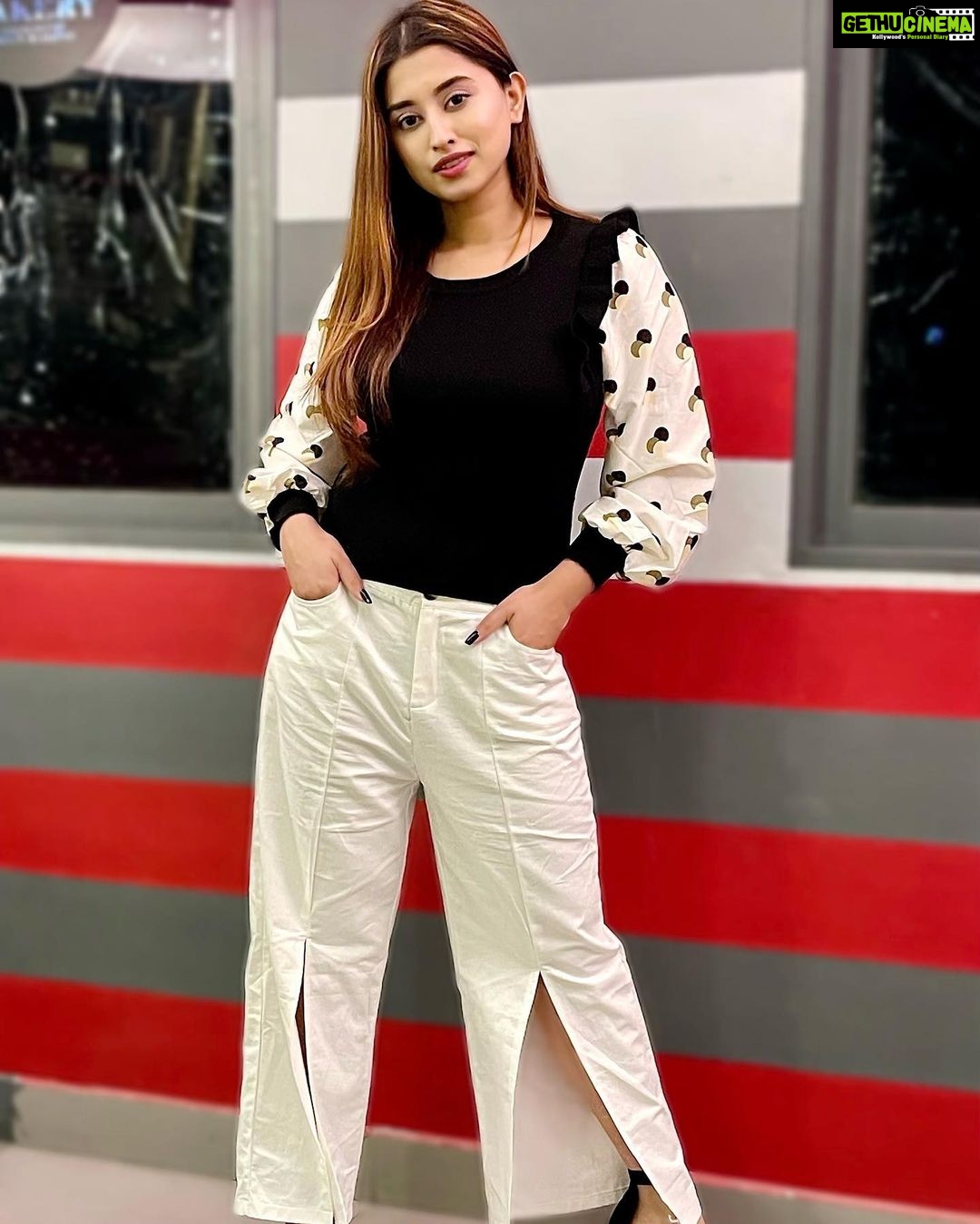 Somi Khan Instagram - A beautiful day begins with a beautiful mindset 😇 . . Outfit @sallu_store . . #somikhan #shoot #eat #workout #sleep #repeat #onewomanarmy 🔥