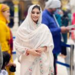 Somi Khan Instagram - Jumma Mubarak 🤲🏻🌟 #family ❤️ . . . #sisterlove #brotherinlaw #familytime Hazrat Nizamuddin Dargah, New Delhi