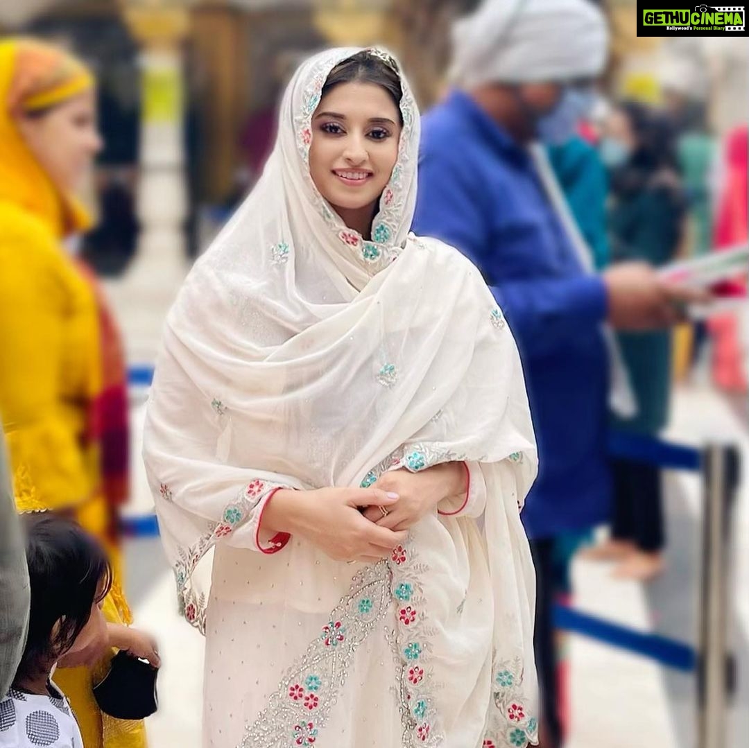 Somi Khan Instagram - Jumma Mubarak 🤲🏻🌟 #family ❤️ . . . #sisterlove #brotherinlaw #familytime Hazrat Nizamuddin Dargah, New Delhi