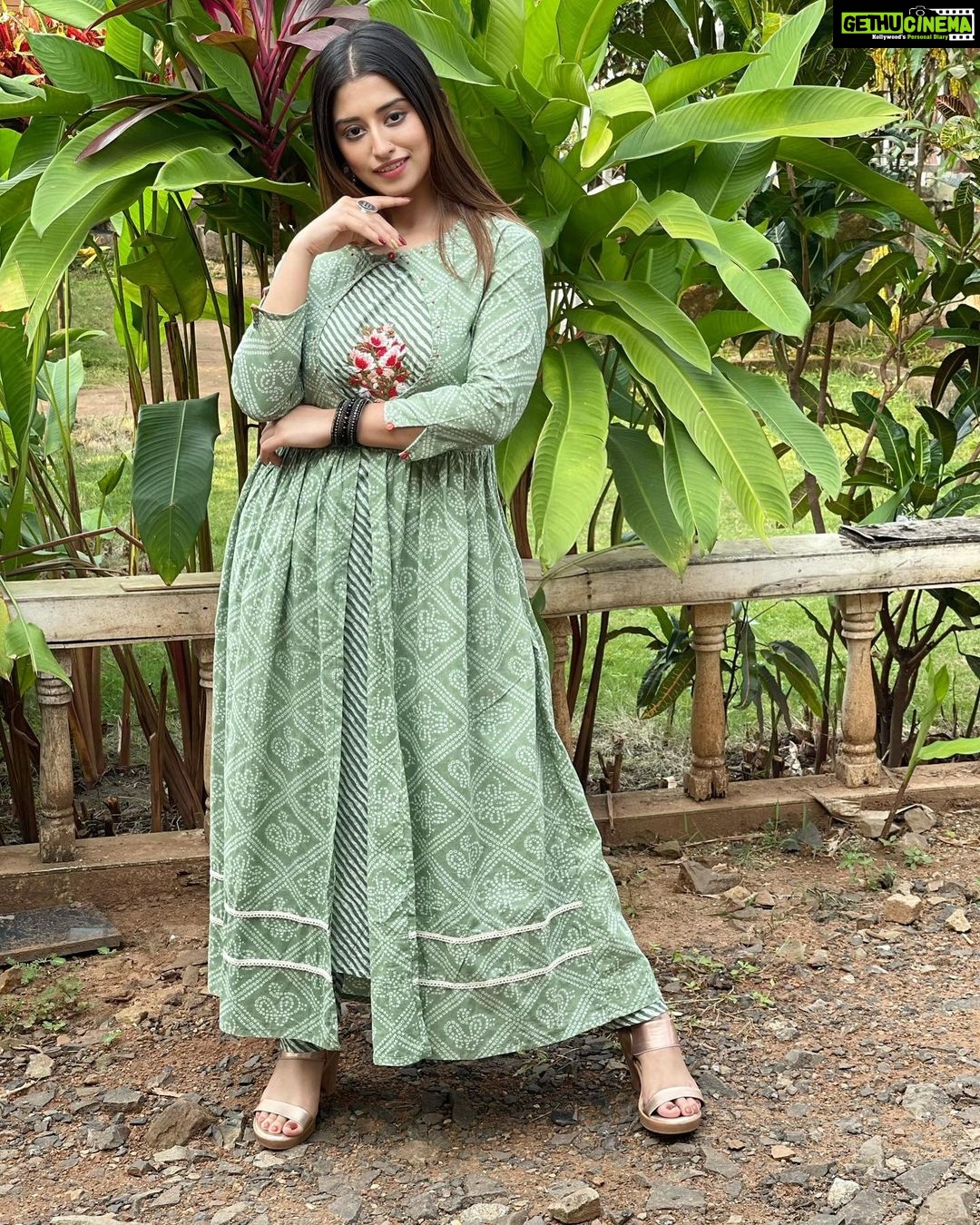 Somi Khan Instagram - Happy Monday my Instafam 💚 Mumbai - मुंबई