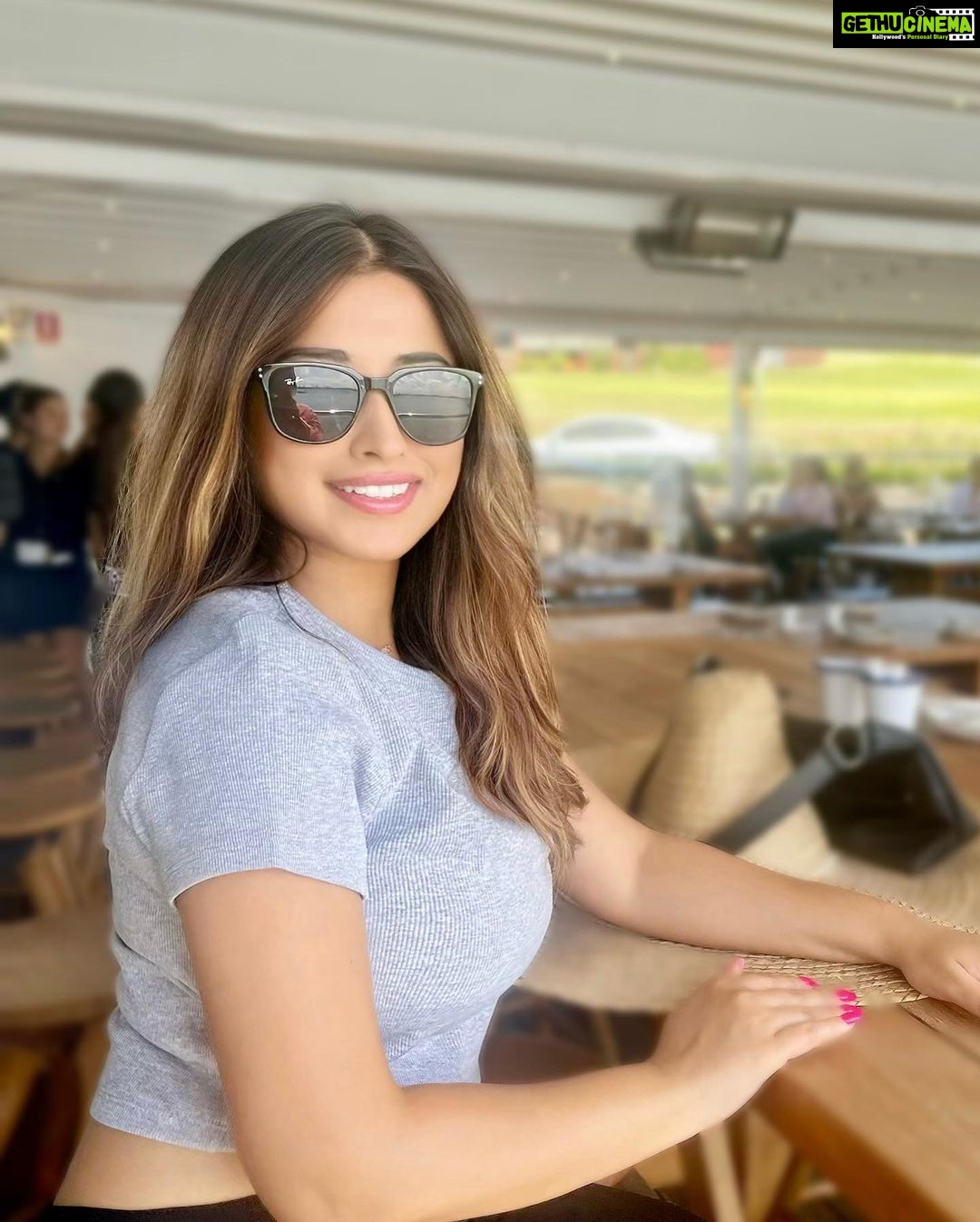 Somi Khan Instagram - Happy and sunny ☀️ Boatshed, La Perouse