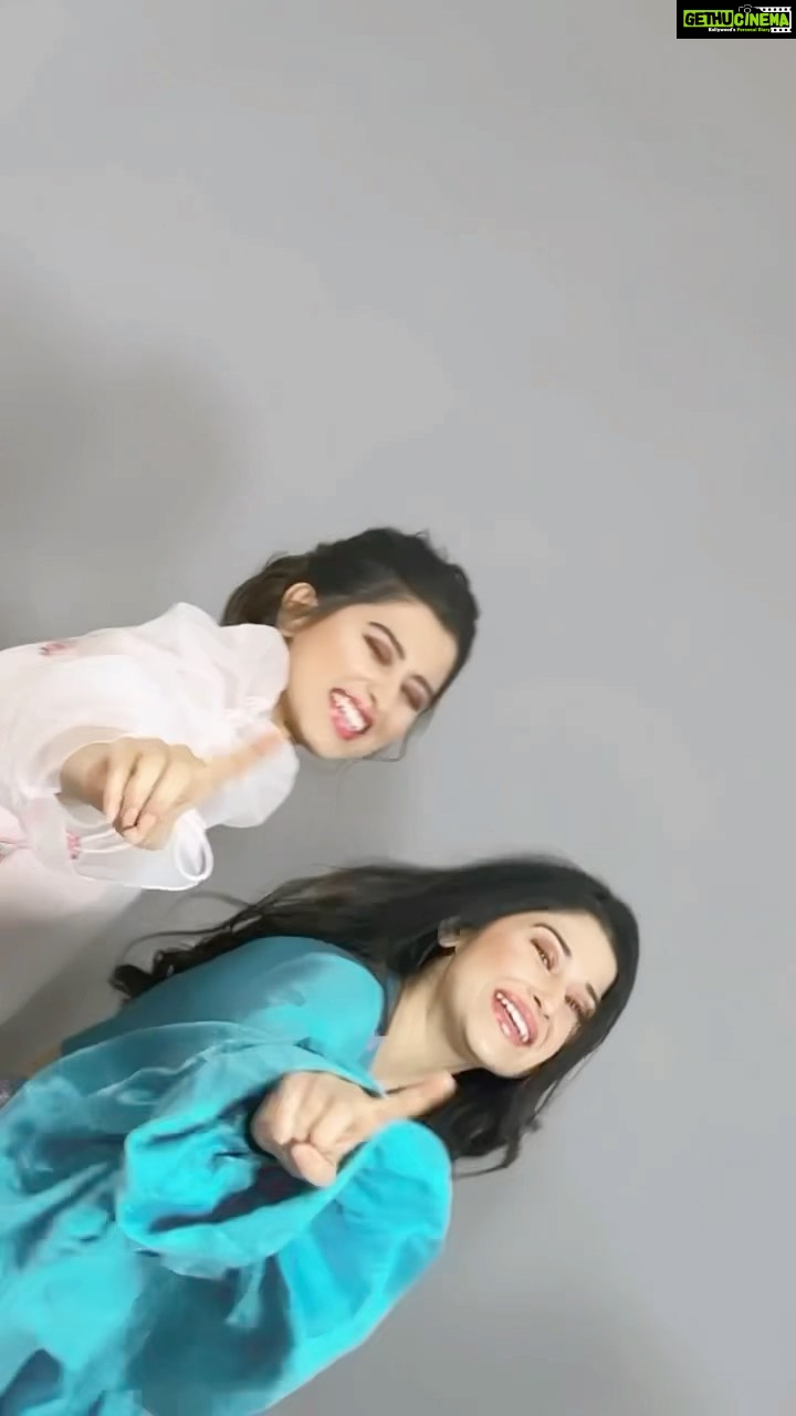 Somi Khan Instagram - Behan ka pyar Bachpan ka pyar 🤪 @sabakhan_ks . . Outfit- @shreyaagarwallabel Mua - @ramanz_makeup_art @brightred_hairstylist 📸 @manish.picture . . #khansisters #somikhan #sabakhan #reels #instagood #feelkaroreelkaro