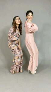 Somi Khan Instagram - Baju pe tattoo mere naam ka aise likha le ki duniya padhe 😘
@sabakhan_ks 
.
.
Outfit- @shreyaagarwallabel 
Mua - @ramanz_makeup_art @brightred_hairstylist 
📸 @manish.picture 
.
.
#khansisters #somikhan #sabakhan #reels #instagood #feelkroreelkro