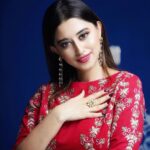 Somi Khan Instagram - She leaves little fragments of beauty in everything she touches ✨
