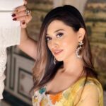 Somi Khan Instagram - Be imperfectly real, it’s perfectly rare 💛✨ . . . Outfit and jewellery @shivayu_official Styled @ayush_official29 @shivani_official29 Mua @sparshunisexsalon