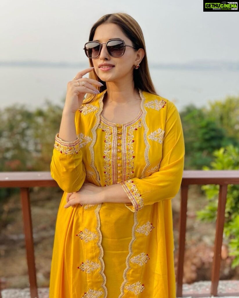 Somi Khan Instagram - Na chahiye kuchh tumse zyaada tumse kam nahi ♾❤️ #inlovewithbhopal #cityoflakes . . . . Outfit by @saachijaipur Bhopal, Madhya Pradesh
