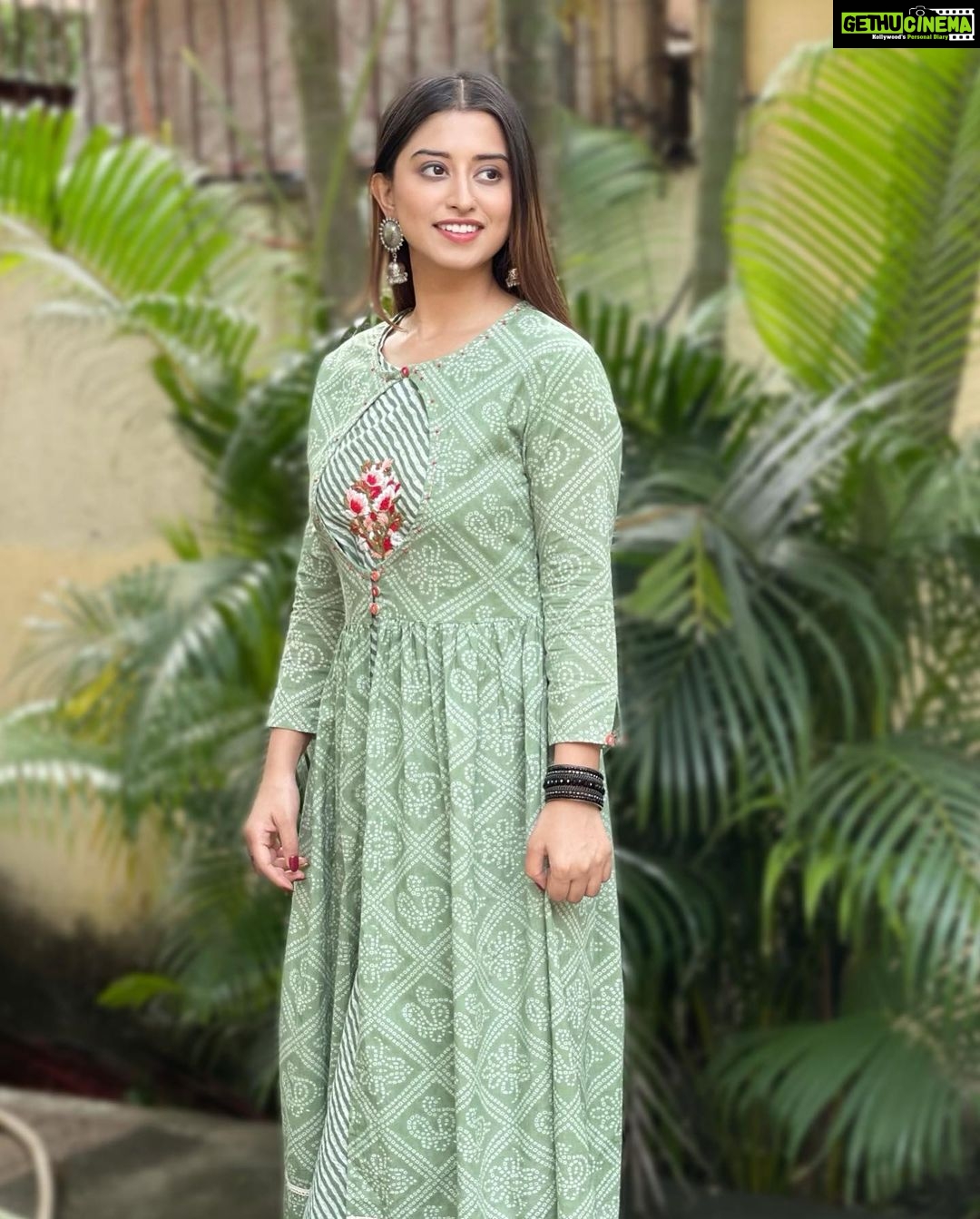 Somi Khan Instagram - Happy Monday my Instafam 💚 Mumbai - मुंबई