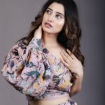 Somi Khan Instagram - Have only one rule, Be your wild, courageous, brilliant self every single day. No matter what 🐯❤️‍🔥 . . . Outfit- @shreyaagarwallabel Mua - @ramanz_makeup_art @brightred_hairstylist 📸 @manish.picture