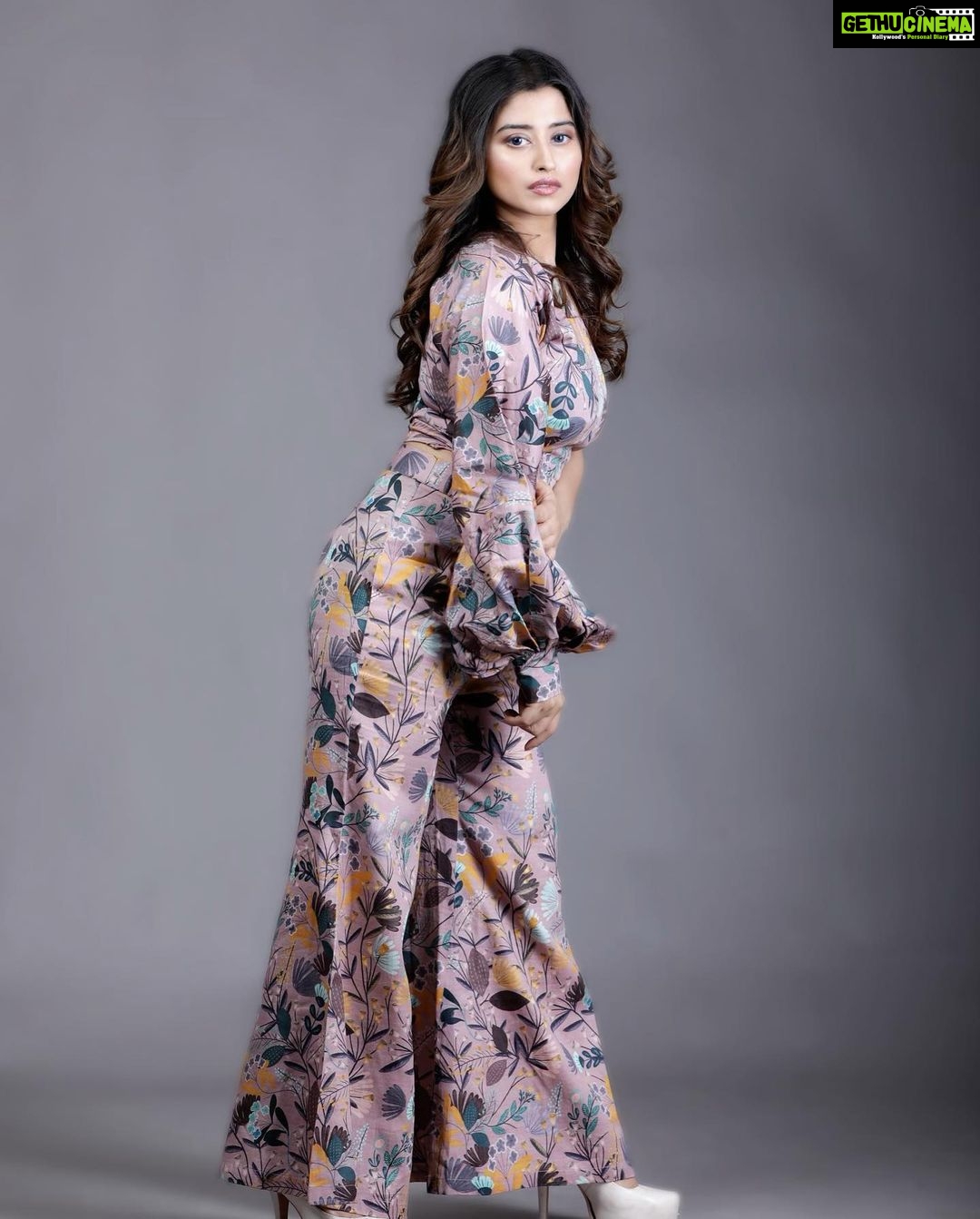 Somi Khan Instagram - Have only one rule, Be your wild, courageous, brilliant self every single day. No matter what π―β€οΈβπ₯ . . . Outfit- @shreyaagarwallabel Mua - @ramanz_makeup_art @brightred_hairstylist πΈ @manish.picture