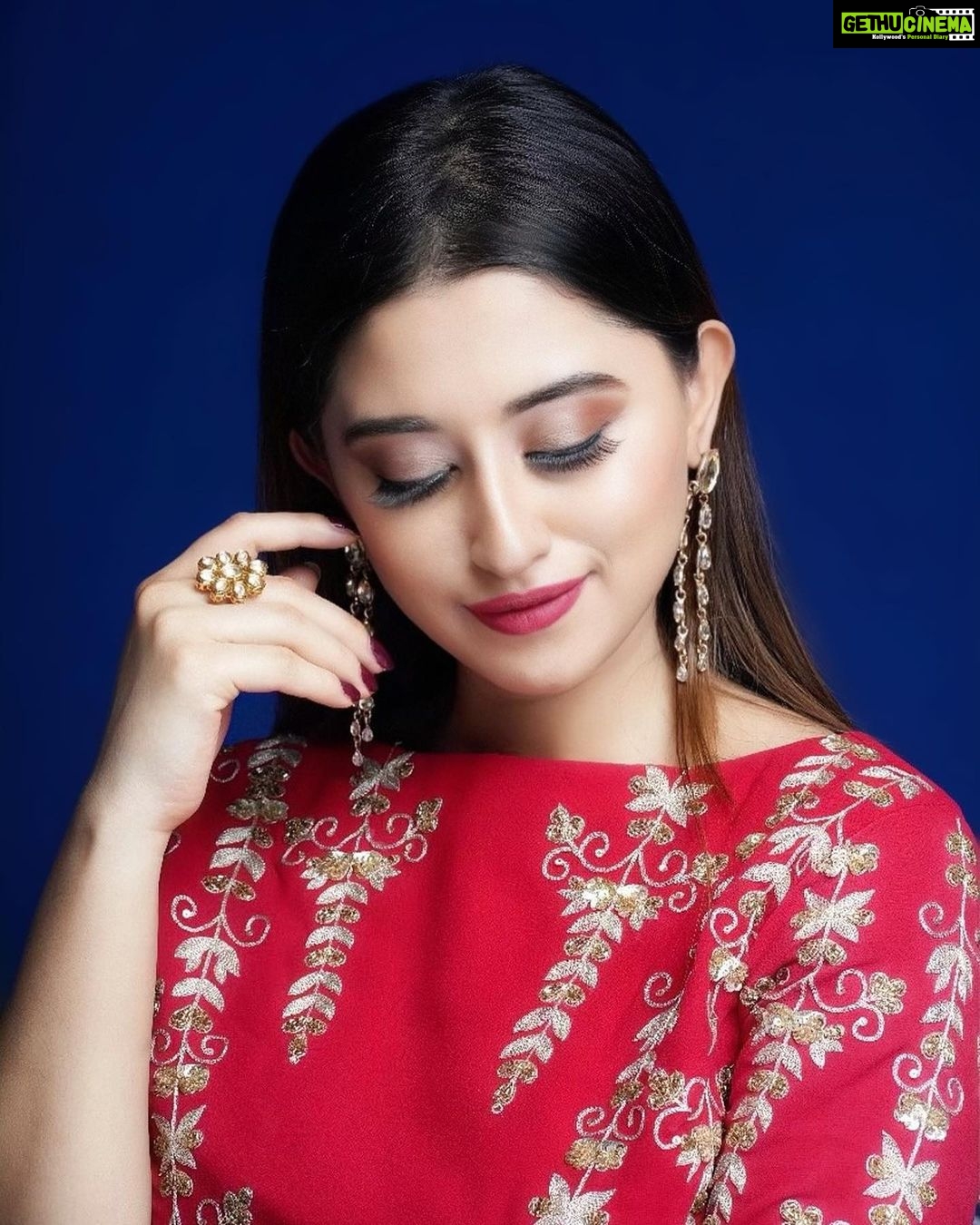 Somi Khan Instagram - She leaves little fragments of beauty in everything she touches ✨