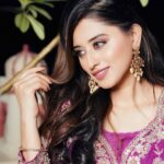 Somi Khan Instagram - Sky above me, Earth below me, fire within me ❤️‍🔥 . . . . Outfit @zarijaipur Jewellery @classic_jewellers1 Mua @_monikamakeovers_ @_rocky____12 Photography @kalamayiphotography