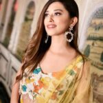 Somi Khan Instagram - Be imperfectly real, it’s perfectly rare 💛✨ . . . Outfit and jewellery @shivayu_official Styled @ayush_official29 @shivani_official29 Mua @sparshunisexsalon