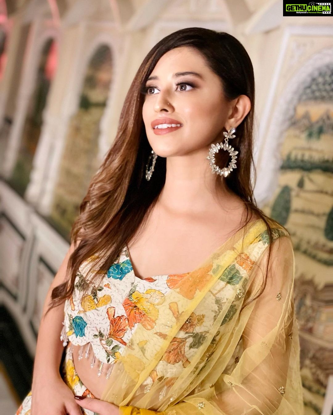 Somi Khan Instagram - Be imperfectly real, it’s perfectly rare 💛✨ . . . Outfit and jewellery @shivayu_official Styled @ayush_official29 @shivani_official29 Mua @sparshunisexsalon