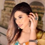 Somi Khan Instagram - Be imperfectly real, it’s perfectly rare 💛✨ . . . Outfit and jewellery @shivayu_official Styled @ayush_official29 @shivani_official29 Mua @sparshunisexsalon